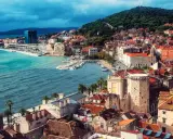 Widok na Split z turkusowym morzem i zabytkową architekturą. Czy Chorwacja jest droga? Ten malowniczy krajobraz może sugerować, że warto zainwestować.