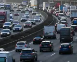 Korek na autostradzie w Niemczech. Tłok samochodów i ciężarówek, wielu kierowców spieszy się do celu.