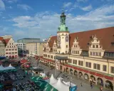 Tętniący życiem rynek w Lipsku, z ratuszem i kramami. Idealne miejsce na spacer i odkrywanie uroków miasta. Lipsk trasa zachwyca!