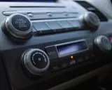 Pokrętła radia samochodowego. Zastanawiasz się, jak nie płacić abonamentu za radio w samochodzie? Wykorzystaj dostępne funkcje!