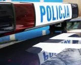 Nawet za zbyt wolną jazdę można dostać mandat. Na dachu radiowozu napis POLICJA.