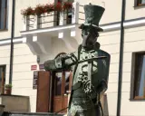 Pomniki chrząszcza w Szczebrzeszynie: rzeźba grającego na skrzypcach chrząszcza w eleganckim fraku i cylindrze.
