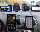 Na desce rozdzielczej samochodu zamontowano kilka urządzeń nawigacyjnych i telefonów, które pomagają w podróży. Widać prędkościomierz i mapę. Ta piła trasa była dobrze przygotowana.