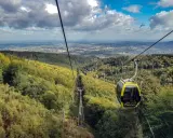 Kolejka linowa w Beskidach, widok na Bielsko-Białą i Szczyrk. Jesienne kolory lasów.