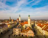 Rynek w Oleśnicy, z ratuszem i kościołem, to idealne miejsce, by zacząć zwiedzanie. Zobacz, co jeszcze warto zobaczyć w Oleśnicy!