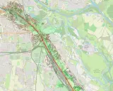 Mapa pokazuje fragment Wrocławia z zaznaczoną linią kolejową. Widać tereny zielone, rzekę Oławę i osiedla. Odległość między Koninem a Wrocławiem jest znacząca.