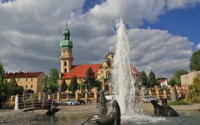 Fontanna z fokami i kościół w tle – to właśnie tychy, co warto zobaczyć.