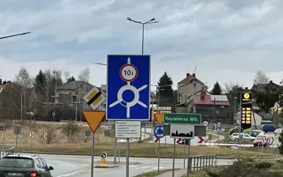 Znaki drogowe przy rondzie na trasie Kazimierza Wielka. Ograniczenie tonażu 10t.