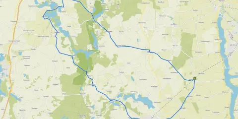 Trasa rowerowa wokół jezior i lasów, prowadząca przez malownicze miejscowości, w tym **Janikowo**.