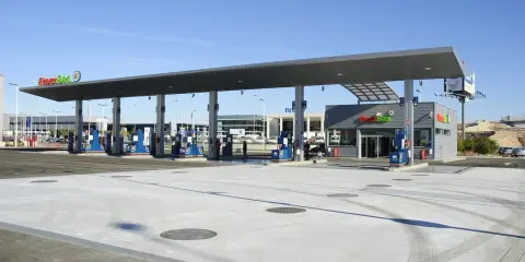 Nowoczesne stacje paliw na A4 zadaszone, z dystrybutorami i budynkiem obsługi.