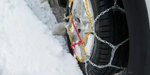 Łańcuchy na kołach pomagają, gdy trzeba je założyć na śliskiej nawierzchni.