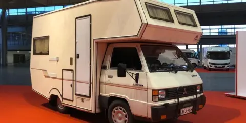 Biały kamper Mitsubishi L300, gotowy na przygodę.