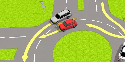 Kolizja na rondzie! Czerwony samochód nie wie, jak liczyć zjazdy na rondzie i zderza się z białym autem.