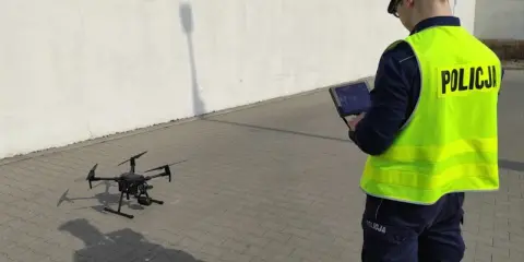 Policjant steruje dronem, który może pomóc ustalić, po jakim czasie przychodzi mandat z drona.