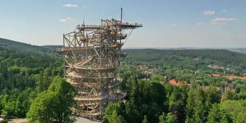 Wieża widokowa w Karkonoszach, gdzie są piękne widoki na lasy i miasteczko.