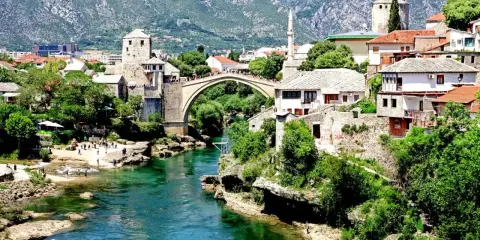 Mostar, Bośnia i Hercegowina: Stary Most i rzeka Neretwa. Planujesz podróż? Sprawdź bośnia i hercegowina zasady wjazdu.