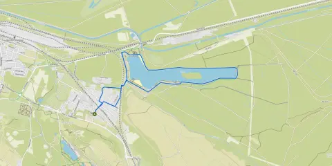 Mapa pokazuje trasę spacerową wokół jeziora w Jaworznie, z zaznaczonymi ulicami i terenami zielonymi.