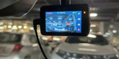 Wideorejestrator Mio nagrywa parking w Czechach. Widok z kamery samochodowej na rząd aut.