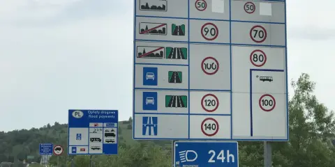 Znaki drogowe w Polsce: ograniczenia prędkości, w tym najniższa prędkość na autostradzie, opłaty drogowe i inne informacje dla kierowców.