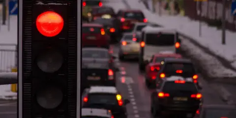 Czerwone światło na sygnalizatorze, a za nim korek samochodów. Zastanawiasz się, jaki mandat za przejazd na czerwonym świetle?