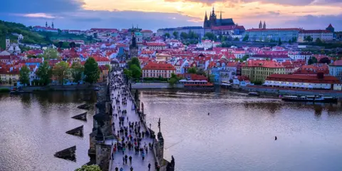 Zachód słońca nad Pragą, tłumy na Moście Karola i majestatyczny zamek. To jedne z najpiękniejszych czeskie atrakcje turystyczne.