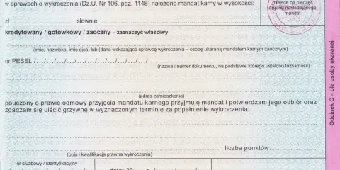 Formularz mandatu karnego, który może wystawić straż miejska. Zawiera dane sprawcy, wykroczenia i kwotę.
