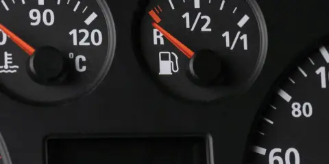 Wskaźnik paliwa w Renault Master pokazuje, że zostało go niewiele, prawie na rezerwie. Obok widać wskaźnik temperatury silnika.