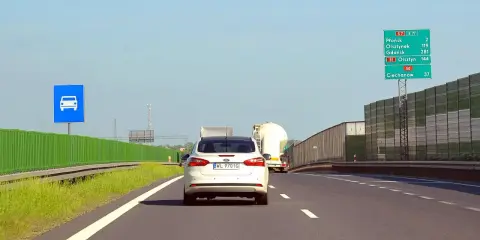 Jazda po polskich drogach. Samochód osobowy i ciężarówka na autostradzie S7 w kierunku Gdańska.