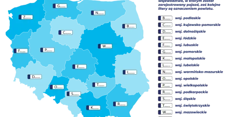 Mapa Polski z literami i kropkami, jak na tablicy rejestracyjnej, wskazującymi lokalizacje.