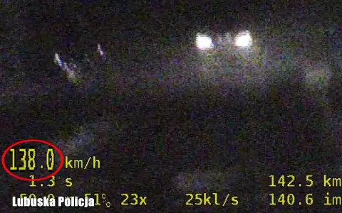 Prędkość 138 km/h zarejestrowana przez Lubuską Policję. Taki wynik może oznaczać mandat za wyprzedzanie na zakazie.