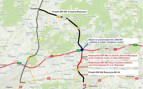 Mapa pokazuje przebieg projektowanej trasy DW 986 Tuszyma-Ropczyce, z zaznaczonymi odcinkami budowy i rozbudowy, w tym węzłem na autostradzie A4.