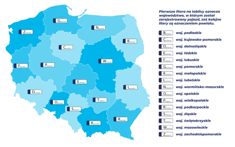 Mapa Polski z zaznaczonymi województwami i literami, które są skrótem tablic rejestracyjnych.