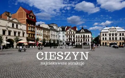 Rynek w Cieszynie, z kolorowymi kamienicami i brukowanym placem. Idealne miejsce, by odkryć, co zobaczyć w Cieszynie.
