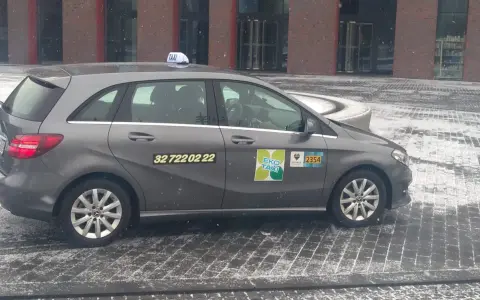 Szary Mercedes Eko Taxi czeka na pasażerów w zimowy dzień. Może zawiezie Cię z Katowic do Sosnowca?