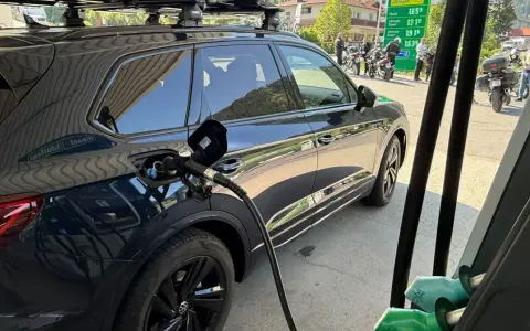 Tankowanie auta na stacji paliw. Widoczne ceny paliw w Austrii: Diesel 1,659€, Ultimate Diesel 1,919€, Ultimate Super 1,639€.