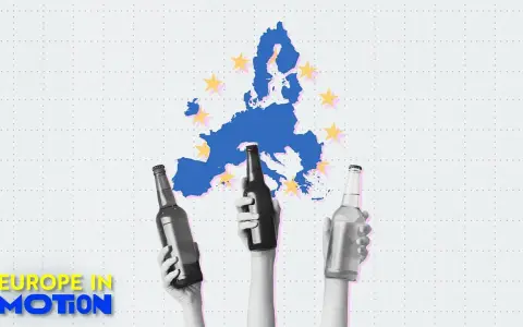Trzy ręce unoszą butelki piwa na tle mapy Europy z gwiazdami UE. Spożycie alkoholu w Europie w ruchu.