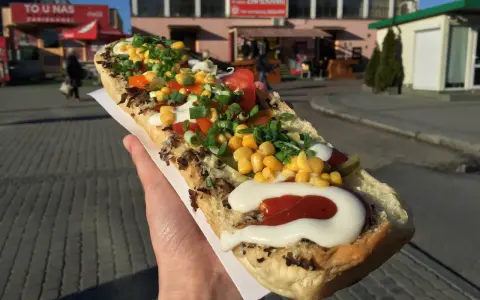 Długie zapiekanki z kukurydzą, pomidorami i sosami to idealne dobre jedzenie na trasie Kraków-Rzeszów.
