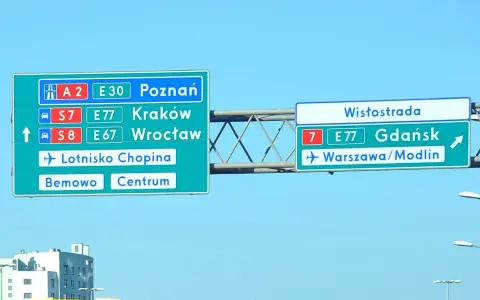 Oznaczenie drogi krajowej z kierunkami na Poznań, Kraków, Wrocław, Lotnisko Chopina, Bemowo, Centrum, Gdańsk i Warszawę/Modlin.