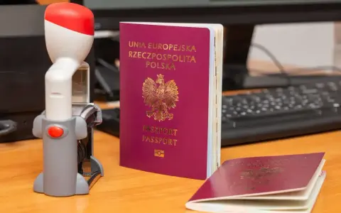 Polski paszport i pieczątka na biurku. Czy do Bośni i Hercegowiny potrzebny jest paszport? Tak, dla obywateli spoza UE.