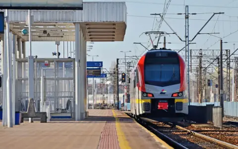 Nowy pociąg na peronie w Skierniewicach, gotowy do odjazdu. Trasa w kierunku Zgierza.
