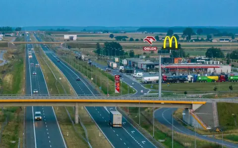 Droga ekspresowa z ruchem samochodów i ciężarówek, przy której znajduje się stacja Orlen i McDonald's. To idealne miejsce na krótki postój, czyli **mop skrót**.