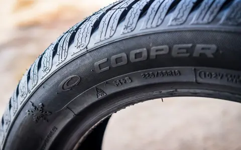 Opona Cooper z oznaczeniami 225/55R18, M+S i symbolem płatka śniegu.