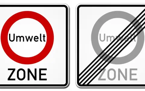 Znaki drogowe w Niemczech: wjazd do strefy ekologicznej (UmweltZONE) i jej koniec.