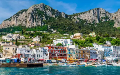Kolorowe budynki na zboczu góry tworzą malowniczy widok na wyspie Capri.