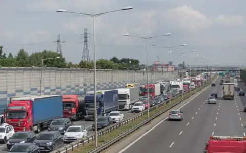 Korek na S8, gdzie odcinkowy pomiar prędkości może być przyczyną spowolnienia. Długi sznur ciężarówek i samochodów osobowych.
