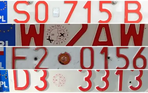 Czerwone tablice rejestracyjne z napisem "PL" wskazują na Polskę. Widoczne są numery rejestracyjne pojazdów.