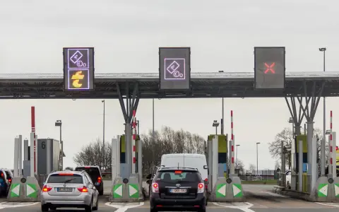 Korki na bramkach na autostradzie. Znaki pokazują symbole euro i przekreślone na czerwono pole.