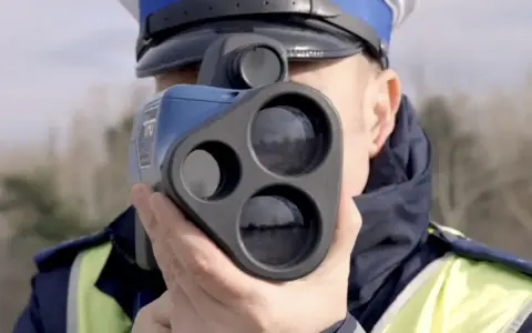 Policjant mierzy prędkość. W Polsce obowiązuje tolerancja przekroczenia DMC, ale lepiej nie ryzykować.