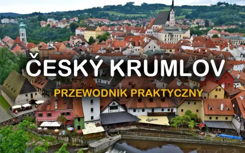 Widok na urokliwy Czeski Krumlov, jedno z najpiękniejszych miast Czech, z charakterystycznymi czerwonymi dachami i wieżą kościelną.