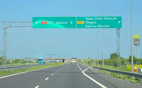 Zielony znak drogowy z napisem "S7 E77 Gdańsk" i "Nowy Dwór Gdański", "Stegna", "Krynica Morska".
